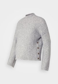 Maglione grigio lavorato a maglia con colletto alto, orlo a coste, motivo testurizzato e bottoni marroni lungo il lato. Tessuto morbido, vestibilità ampia.