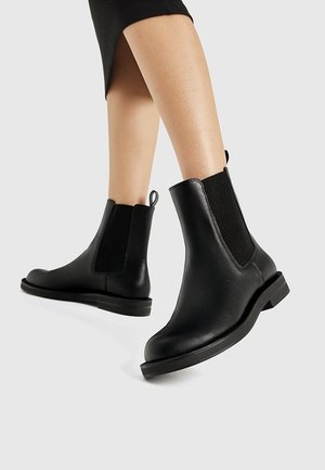 PULL&BEAR, Bottines - black