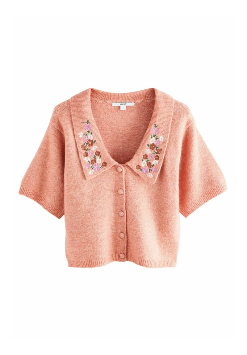 Kurzärmlige Strickjacke aus weichem korallenfarbenem Wollmix mit V-Ausschnitt und floralem Stickmuster am Kragen. Mit sechs vorderen Knöpfen und gerippten Bündchen.