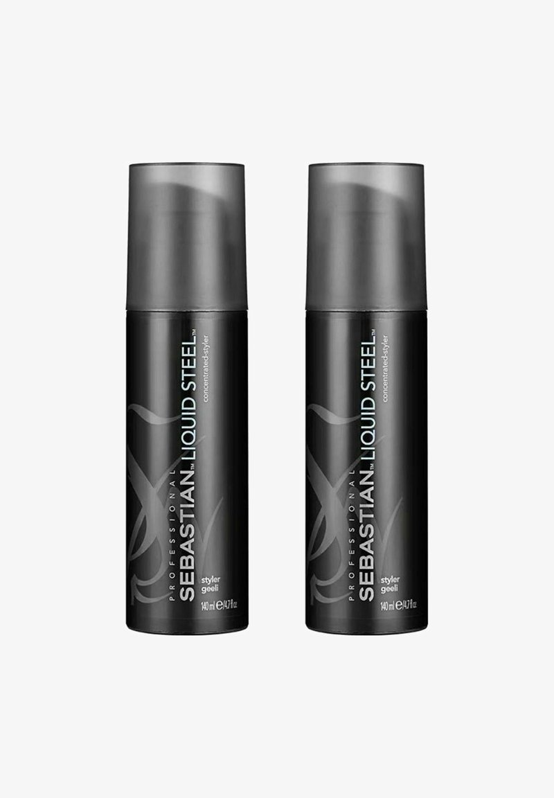 Zwei schwarze Sprühflaschen von Sebastian Professional Liquid Steel, jeweils 140 ml, mit glänzenden grauen Deckeln und geprägten silbernen Akzenten.