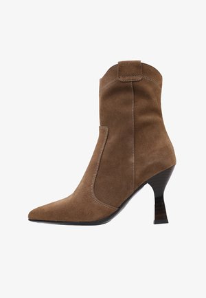 Sandra Fontán Botines - brown