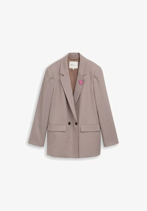 Jasnobrązowa kratkowana marynarka z dwoma czarnymi guzikami, kieszeniami z klapami oraz różową przypinką w kształcie serca na lewym klapie.