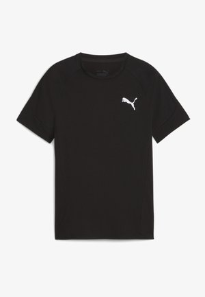 Czarny t-shirt z krótkim rękawem, wykonany z miękkiego materiału; na lewej piersi znajduje się białe logo Pumy. Klasyczny okrągły dekolt, luźny krój.