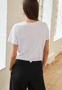 Next THE EVERYDAY CREW NECK SHORT SLEEVE - Paprasti marškinėliai - white