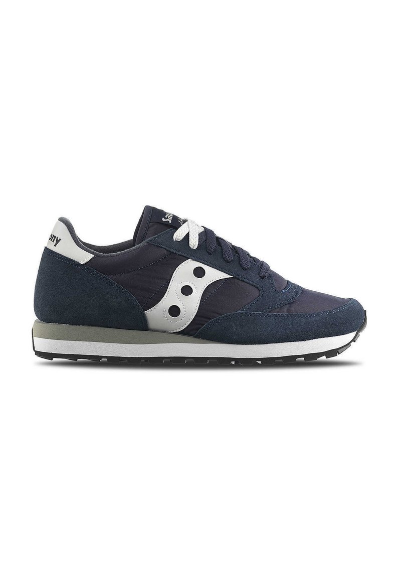 Sneaker blu navy con tomaia in suede e nylon, dettagli bianchi, logo classico a tre punti e suola intermedia grigia con suola esterna nera.