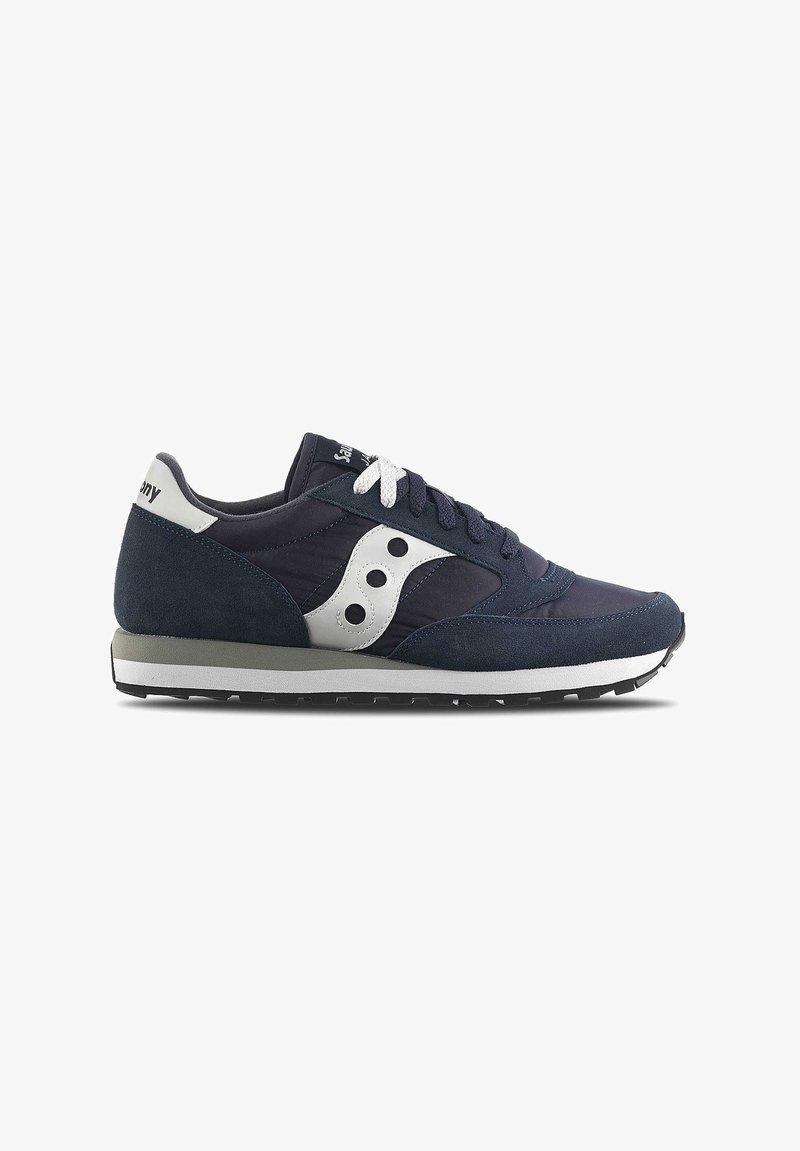 Sneaker blu navy con tomaia in suede e nylon, dettagli bianchi, logo classico a tre punti e suola intermedia grigia con suola esterna nera.