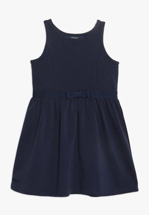 Robe sans manches bleu marine pour fille avec corsage ajusté, jupe froncée et petit nœud à la taille.