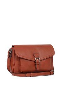 Borsa a tracolla in pelle marrone con superficie texturizzata, chiusura con pattina superiore, accessori in argento, tracolla regolabile e cuciture ben definite lungo i bordi.