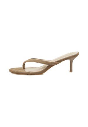 Sandalia beige de ante con tira en forma de tanga, tacón kitten delgado y punta abierta, diseñada para moda femenina y uso casual.