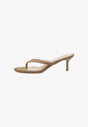 Sandalia beige de ante con tira en forma de tanga, tacón kitten delgado y punta abierta, diseñada para moda femenina y uso casual.