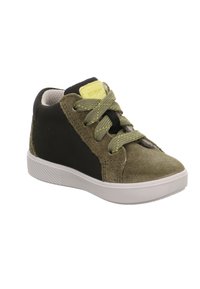 Kinder-Sneaker in Olivgrün und Schwarz, aus Wildleder, mit Schnürdesign und gemusterten Schnürsenkeln sowie einer weißen Gummisohle.