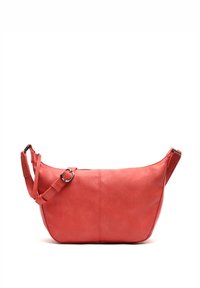Borsa a tracolla in pelle corallo con forma curva, tracolla regolabile e una texture liscia. Presenta una chiusura con zip e minimi dettagli metalliche.