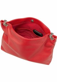 Sac à main en cuir rouge avec une texture douce, une forme souple et des pièces en métal argenté. L'intérieur possède une poche unique pour l'organisation.