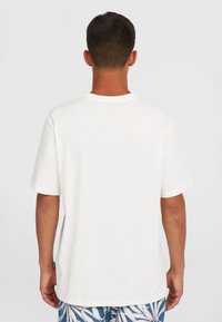 Weißes T-Shirt mit kurzem Kurzarm und Rundhalsausschnitt, mit lockerer Passform und glatter Baumwolltextur. Der Rücken hat ein kleines Logo-Tag.
