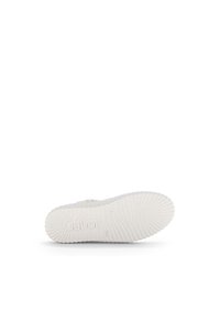 Suela de un zapato Gabor blanco con agarre texturizado y logotipo grabado en la parte inferior, fotografiado sobre un fondo blanco.