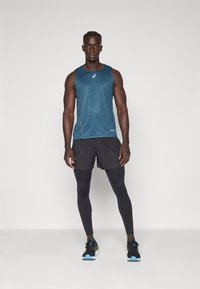 ASICS FUJITRAIL ALL OVER PRINT SHORT MEN - Sports shorts - performance black