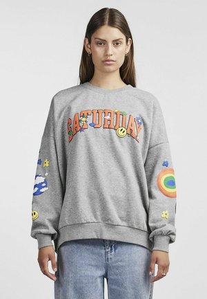 Sweatshirt gris avec le texte "SAMEDI" en orange, des graphismes floraux et de smileys sur les manches, coupe décontractée, manches et ourlet côtelés.