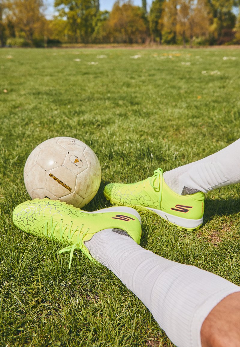 Botines de fútbol para césped