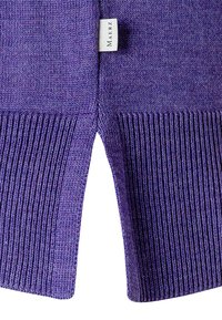 Fioletowy sweter z dzianiny z ribbowanym wykończeniem i bocznymi rozcięciami, z wszytą metką z napisem "Maerz" w pobliżu dekoltu.