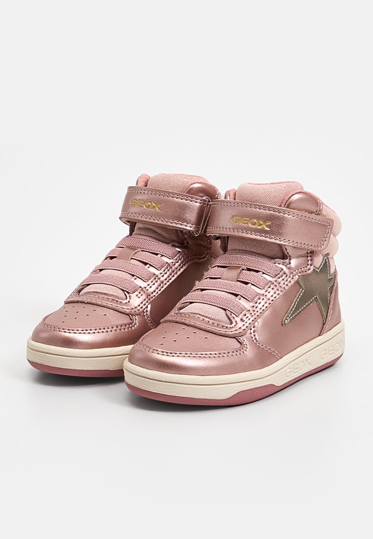 Baskets montantes métalliques roses avec un accent étoile dorée et une sangle Velcro, dotées d'un col rembourré et d'un bout perforé pour la respirabilité.