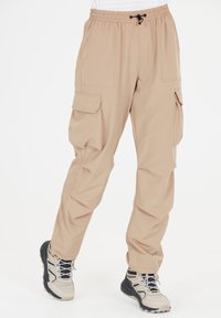 Beige cargobroek met een elastische tailleband, twee zijzakken en twee cargostijl zakken. Gestroomlijnd ontwerp met een lichtgewicht stof.