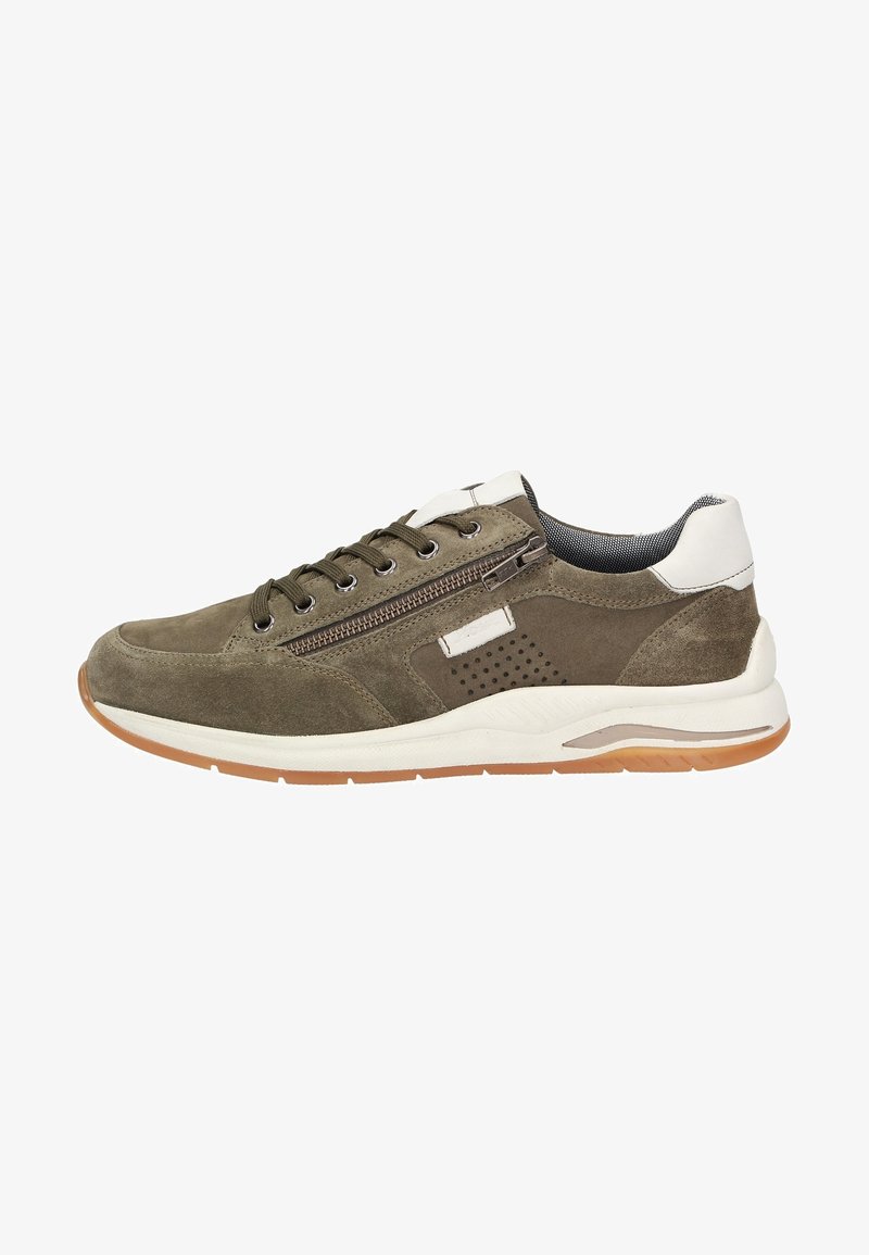 Olivgrüner Wildledersneaker mit weißer Ferse, grauen Akzenten, Schnürverschluss und seitlichem Reißverschluss; verfügt über ein perforiertes Design und eine Gummisohle.