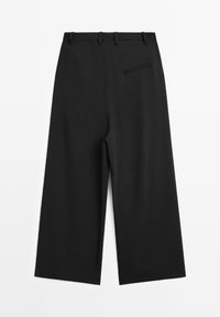 Zwarte wijde pantalon met een platte voorkant, riemlussen en één achterzak. Gemaakt van textuurstof met een gladde afwerking.