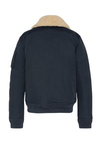 Chaqueta bomber azul marino con puños y dobladillo de canalé, que presenta un collar de borreguillo beige y un bolsillo con cremallera en la manga izquierda.