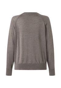 Šedý svetr, měkká pletenina, crew neckline, dlouhé rukávy, žebrované manžety a lem, hladká textura s jemným leskem, jednoduchý design.