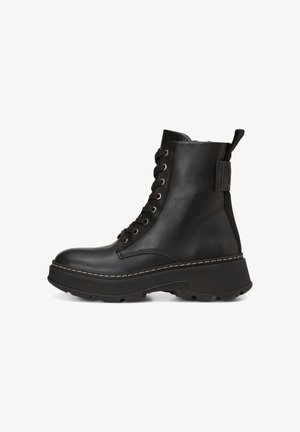 Zwarte leren enkellaarzen met een vetersluiting aan de voorkant, robuuste zool en een gestructureerd, chunky platform. Voorzien van contrasterende stiksels en een treklipje.