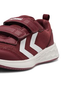 Czerwony but sportowy z siateczkową cholewką i syntetycznymi wstawkami, podwójnymi paskami na rzep, białymi skośnymi paskami i teksturowaną podeszwą.
