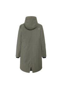 Abrigo impermeable de color verde oliva con capucha, mangas largas y una abertura en la parte trasera. Presenta un logo en el hombro y detalles en negro en los puños.