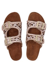 Geflochtene Sandalen mit einem gewebten Design in metallic Rosa, ausgestattet mit zwei verstellbaren goldenen Schnallen und einem Fußbett aus braunem Kunstsuede.