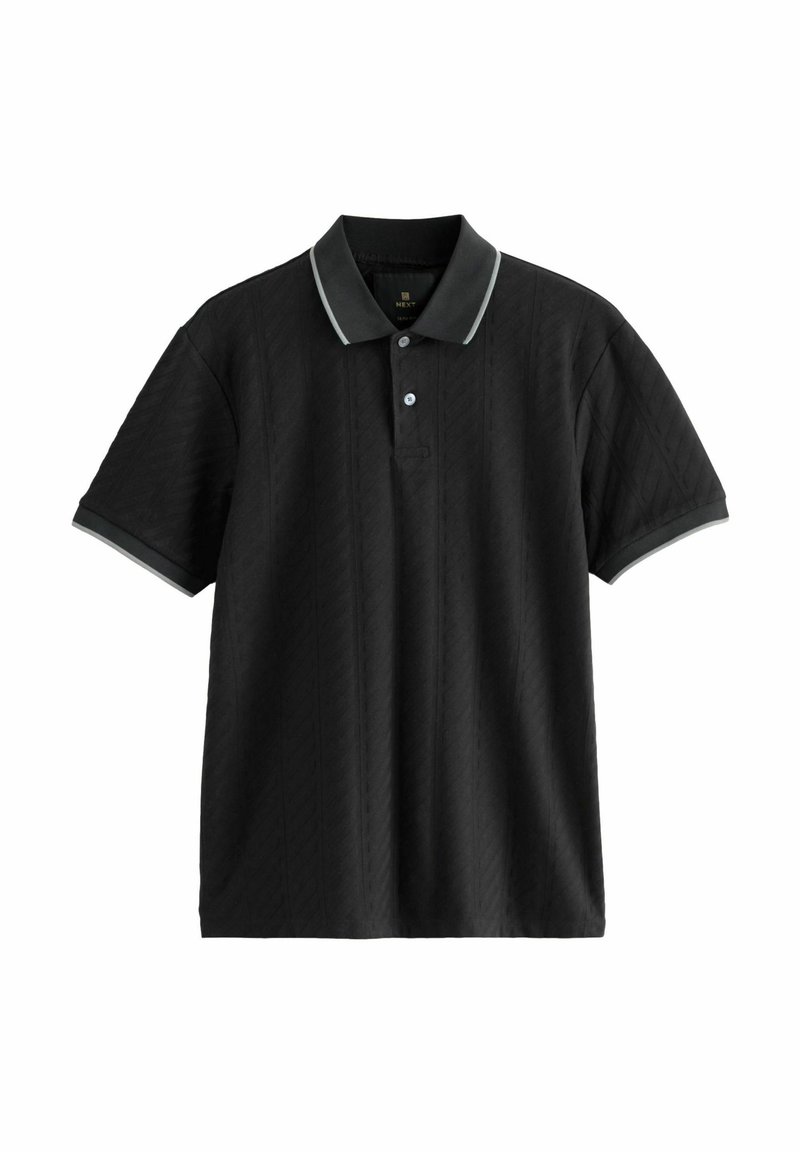 Schwarzes Poloshirt mit strukturiertem Muster, kurzen Ärmeln, einem Kragen mit grauen Akzenten und drei Knöpfen am Halsausschnitt.