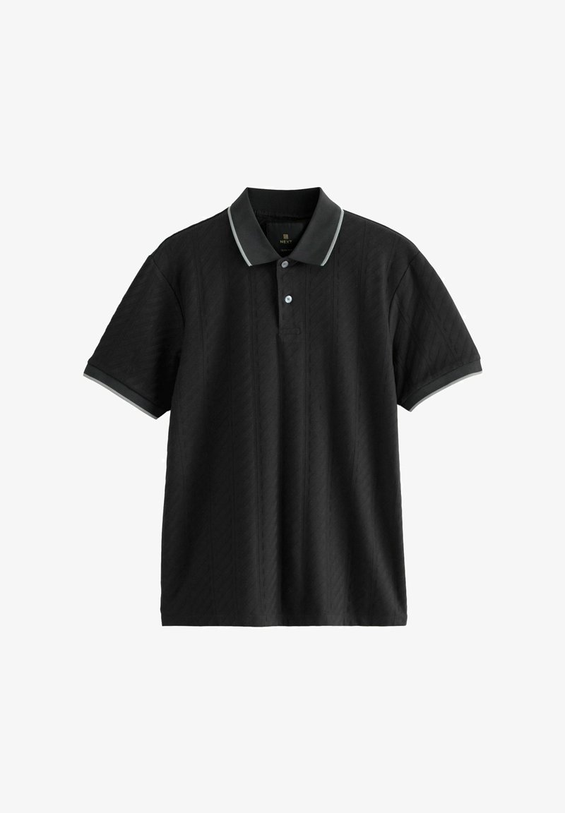 Schwarzes Poloshirt mit strukturiertem Muster, kurzen Ärmeln, einem Kragen mit grauen Akzenten und drei Knöpfen am Halsausschnitt.