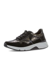 Zwarte sneaker met een mix van matte suede en metallic leer, met een textuur bovenkant, vetersluiting en een chunky grijze zool.