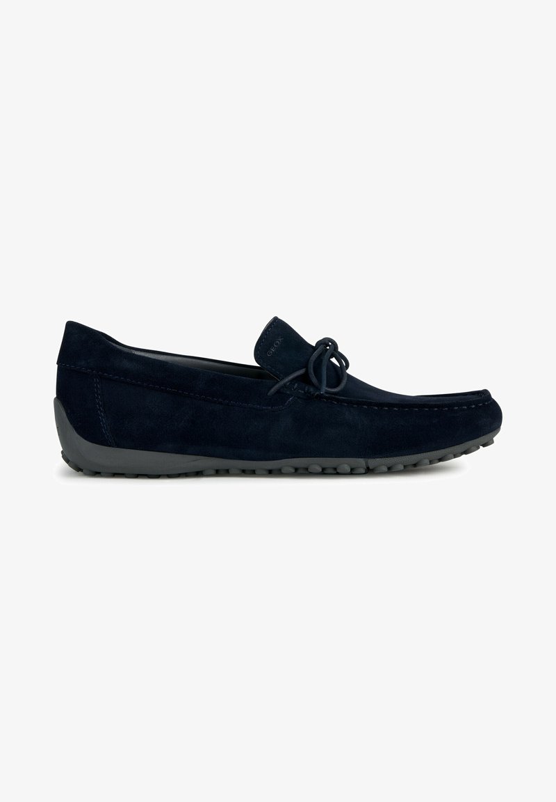 Marineblaue Wildleder-Loafer mit einer runden Spitze, Schnürdetail an der Vorderseite und einer grauen Gummisohle mit kleinen Traktionsnoppen.