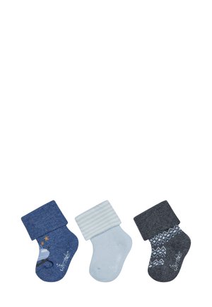 Drei Paare Kindersocken: dunkelblau mit Muster, hellblau mit Streifen und dunkelgrau mit geometrischem Design; alle haben gerippte Bündchen.