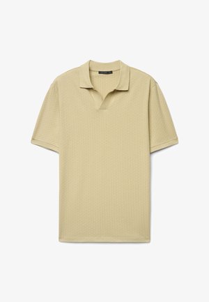 Beiges kurzärmeliges Poloshirt mit offenem Kragen und dezentem Strukturmuster, flach auf weißem Hintergrund ausgelegt.