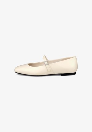 Ballerines en cuir verni blanc avec un bout pointu et une seule sangle ajustable sur le cou-de-pied. Dotées d'une semelle noire basse.