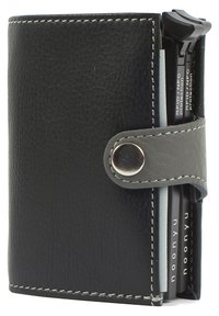 Portafoglio in pelle nera con accenti grigi, chiusura a pulsante a scatto, carte visibili e protezione RFID. Superficie testurizzata con cuciture a contrasto.
