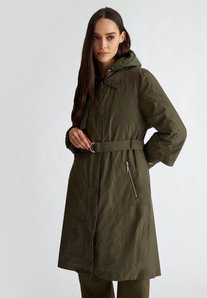 Cappotto impermeabile verde oliva con zip frontale, cintura in vita e cappuccio. Presenta due tasche laterali e una texture liscia.
