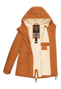Oranje waterdichte jas met een fleece-gevoerde binnenkant, verstelbare capuchon, meerdere zakken en een rits aan de voorkant met drukkers.
