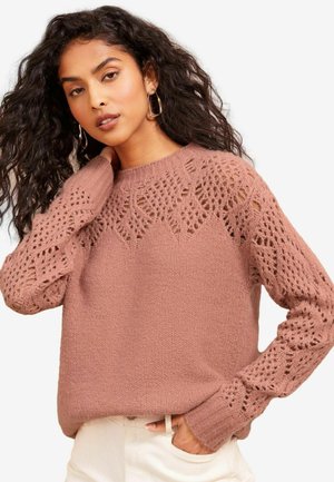 Rosenfarbener Strickpullover mit lässiger Passform, der komplizierte Spitzendetails an den Ärmeln sowie einen gerippten Hals- und Ärmelsaum aufweist.