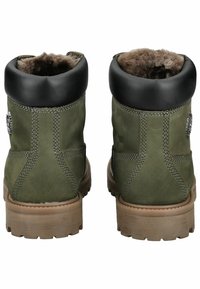 Grønne ruskindsstøvler med en sort læderkrave, faux fur-foring og strukturerede såler. Har dekorative sømme og en metalaccent på siden.