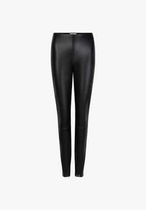 Schwarze Leggings aus Kunstleder mit taillierter Passform, glatter Textur und nahtlosem Vorderteil. Knöchellang, ohne sichtbare Beschläge oder Akzente.