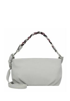 Sac à main en simili cuir gris avec une sangle tressée en noir, blanc et bordeaux. Équipé d'une bandoulière détachable et de finitions en métal argenté.