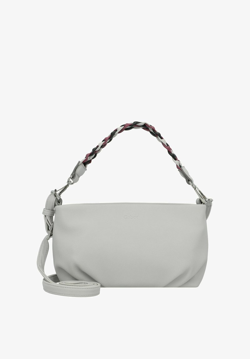 Bolso de cuero sintético gris con una correa trenzada en negro, blanco y burdeos. Presenta una correa de hombro desmontable y herrajes en plata.