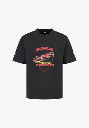 Czarna bawełniana koszulka z dużym czerwonym logo Scuderia Ferrari i grafiką wyścigowego samochodu umieszczoną na środku przodu. Krótkie rękawy, dekolt okrągły.