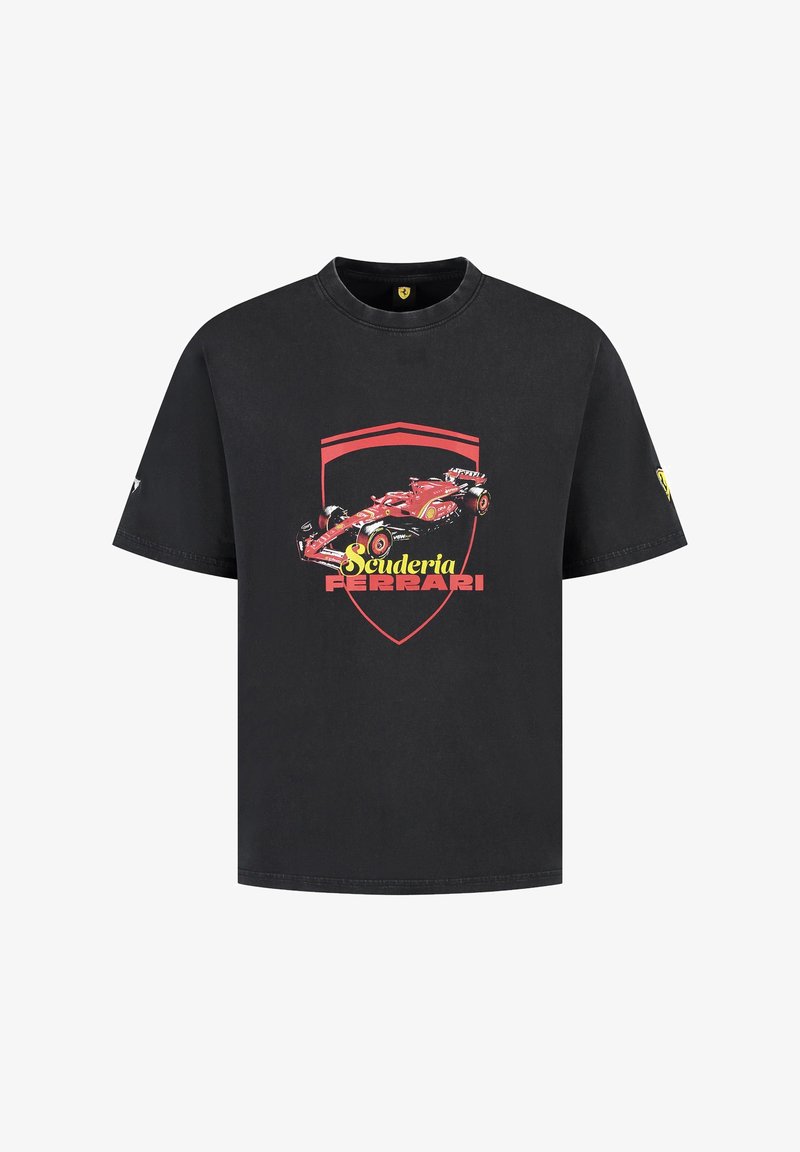 Czarna bawełniana koszulka z dużym czerwonym logo Scuderia Ferrari i grafiką wyścigowego samochodu umieszczoną na środku przodu. Krótkie rękawy, dekolt okrągły.